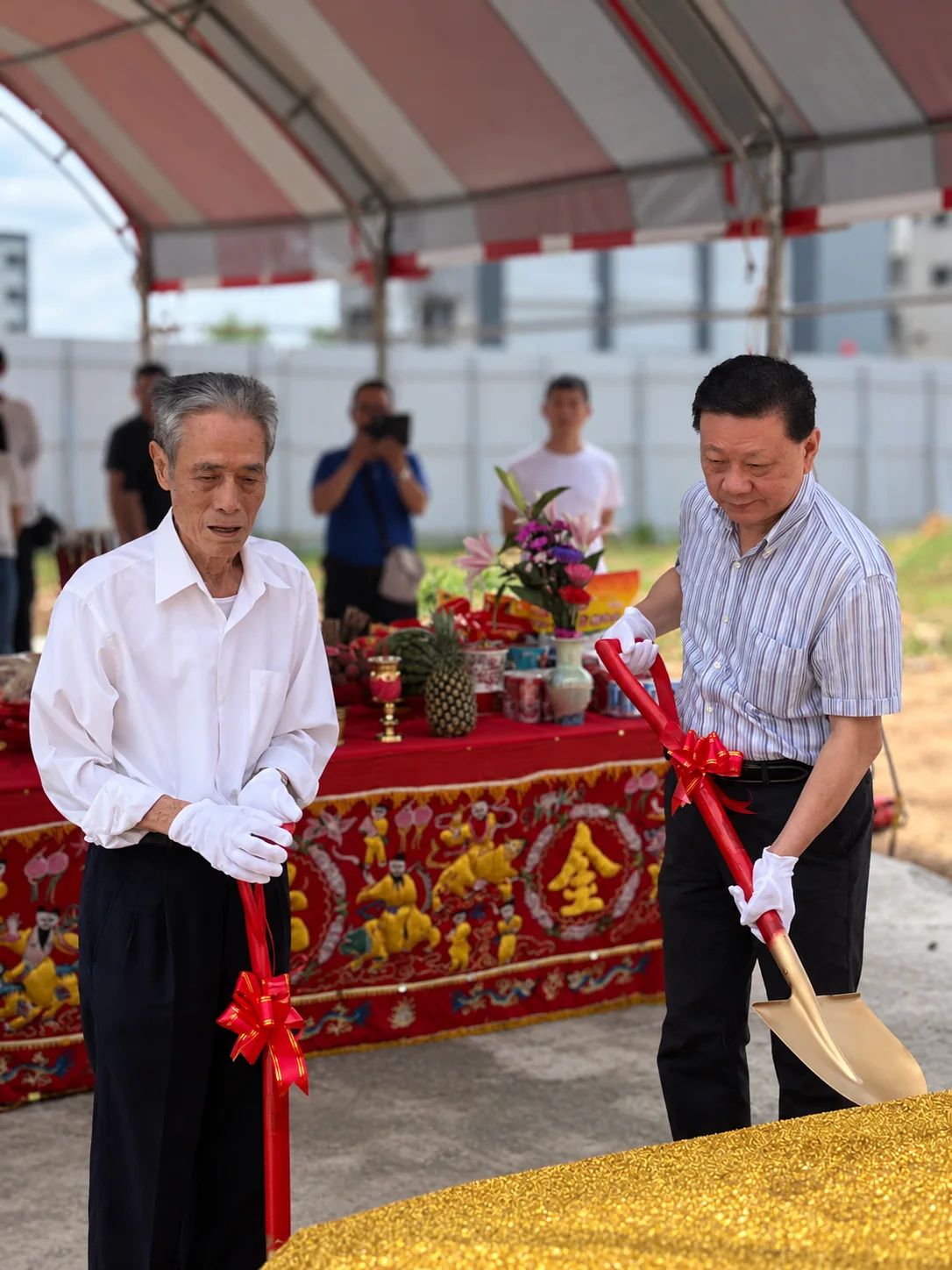 福綱機構活動紀實：參與者持鏟合影